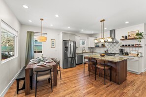 Fridge, microwave, oven, stovetop - New- Encore Retreat- Sauna-Fire Pit- Theater Room (Colorado Springs)