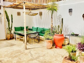 Outdoor dining - Private Riad with heated pool on terrace in winter (Marrakech)