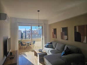Smart TV - Amazing central apartment - 2-bedrooms & Pool in sunny Paphos (Pafos)