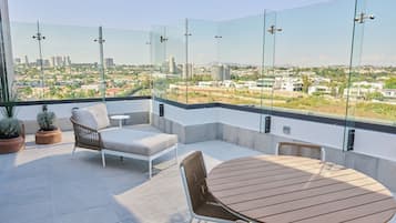 Suite, 1 cama King size, Terraza, vista a la ciudad (Living Room;with Sofabed) | Terraza o patio