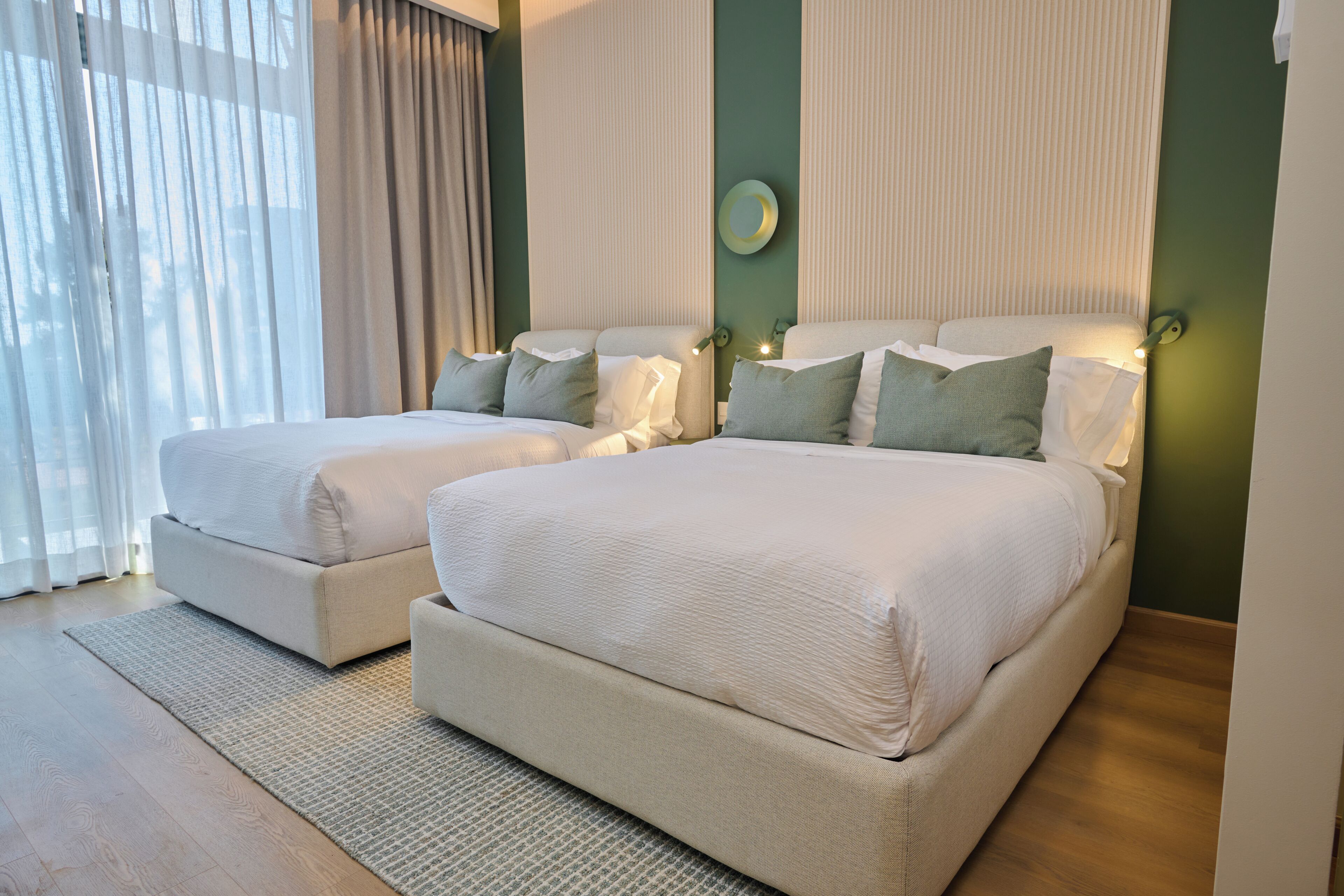 Frigobar, escrivaninha, espaço de trabalho para notebook