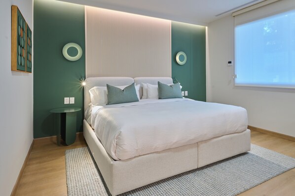 Minibar, desk, laptop workspace - WorldHotels Acueducto Guadalajara (Zapopan)