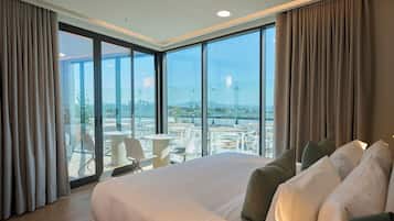 Suite, 1 kingsize bed, terras, uitzicht op de stad (Living Room;with Sofabed) | Een minibar, een bureau, een laptopwerkplek