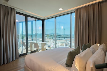 Minibar, escritorio y espacio para trabajar con laptop