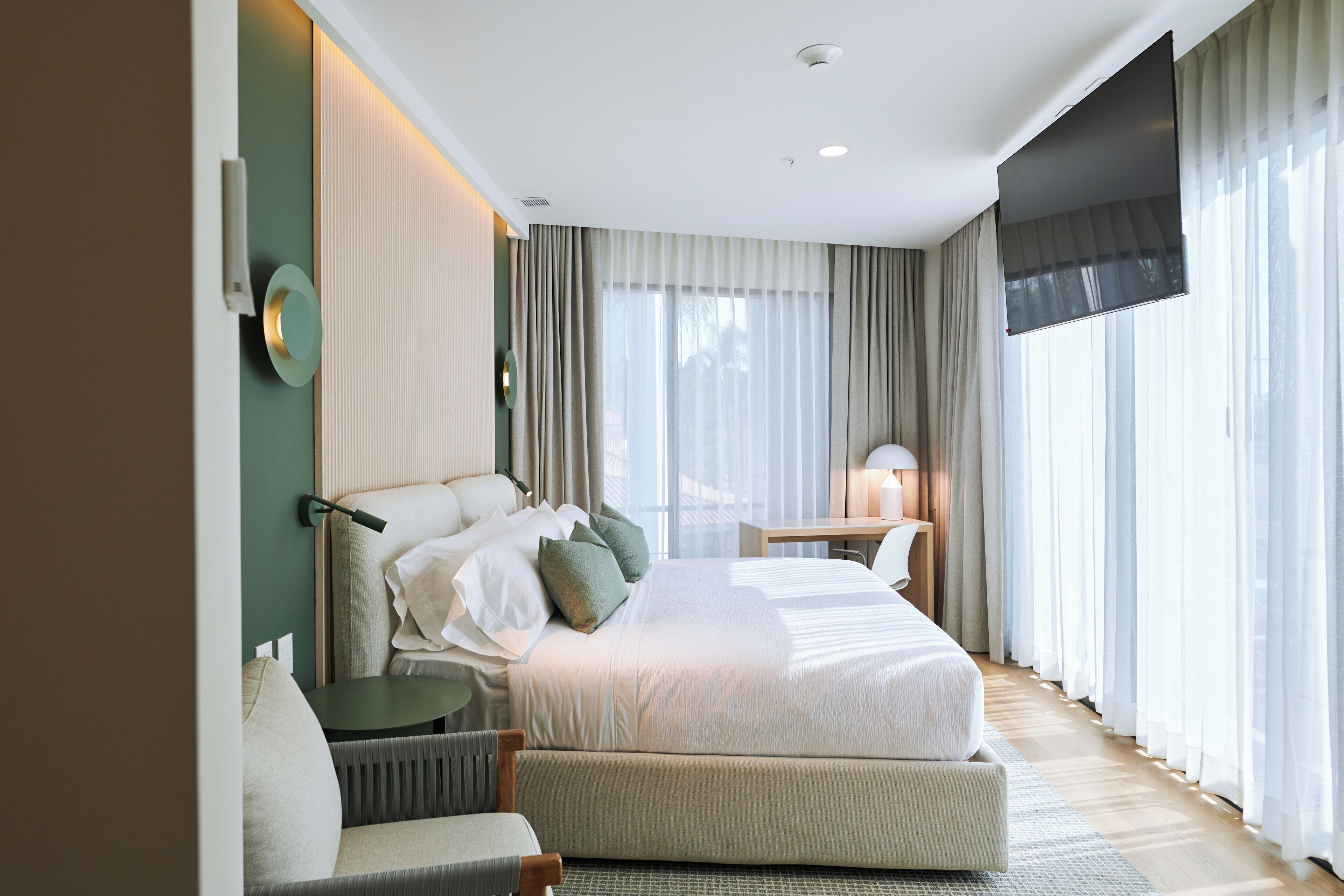 Quarto luxo, 1 cama King, para não fumantes | Frigobar, escrivaninha, espaço de trabalho para notebook