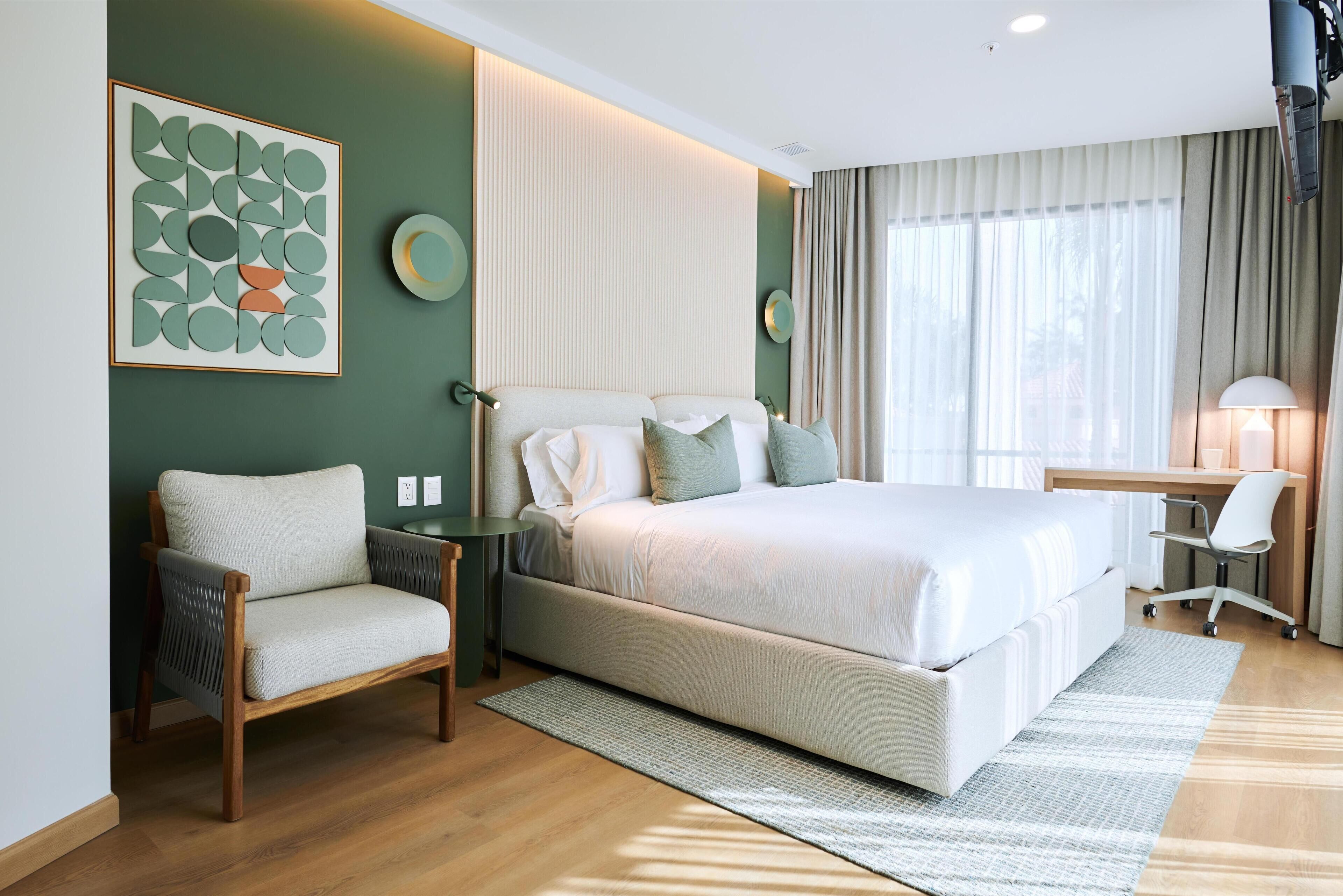 Deluxe Room, 1 King Bed, Non Smoking | Minibar, desk, laptop workspace