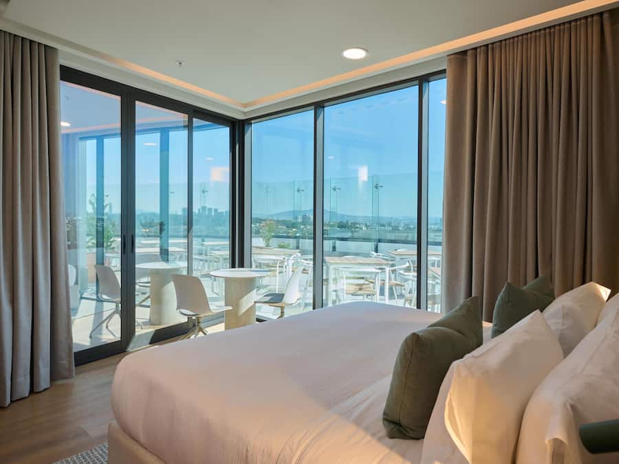 Suite, 1 cama King size, Terraza, vista a la ciudad (Living Room;with Sofabed) | Minibar, escritorio, espacio para trabajar con laptop y ropa de cama