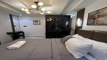 1 habitación, tabla de planchar con plancha, wifi gratis y ropa de cama