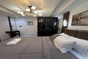 1 habitación, tabla de planchar con plancha, wifi gratis y ropa de cama 