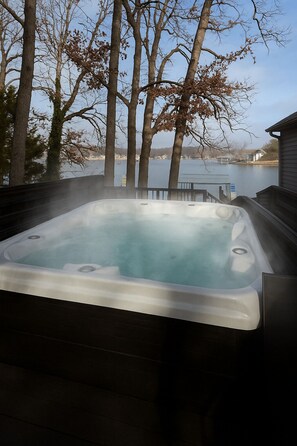 Outdoor spa tub - Waterfront Escape w/ Hot Tub. Perfect Family Getaway (Rocky Mount)