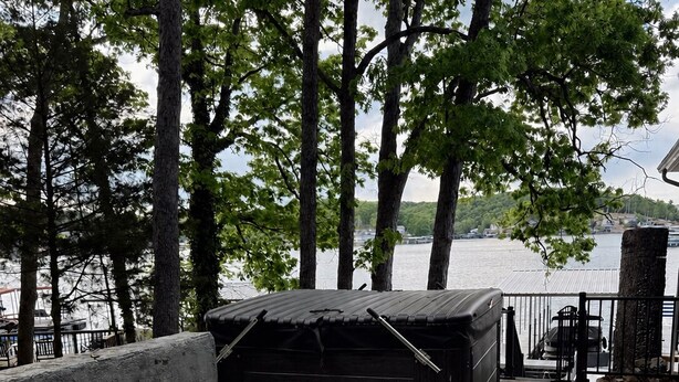 Un área de estar al aire libre con una mesa redonda, sillas y una parrilla.