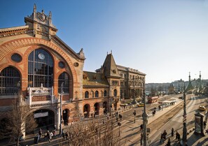 A historic building with large arched windows and a clock tower. - SOPHIA PALACE Hotel Budapest (Budapest)