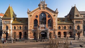 A historic building with a large arched entrance, multiple windows, and decorative elements. - SOPHIA PALACE Hotel Budapest (Budapest)