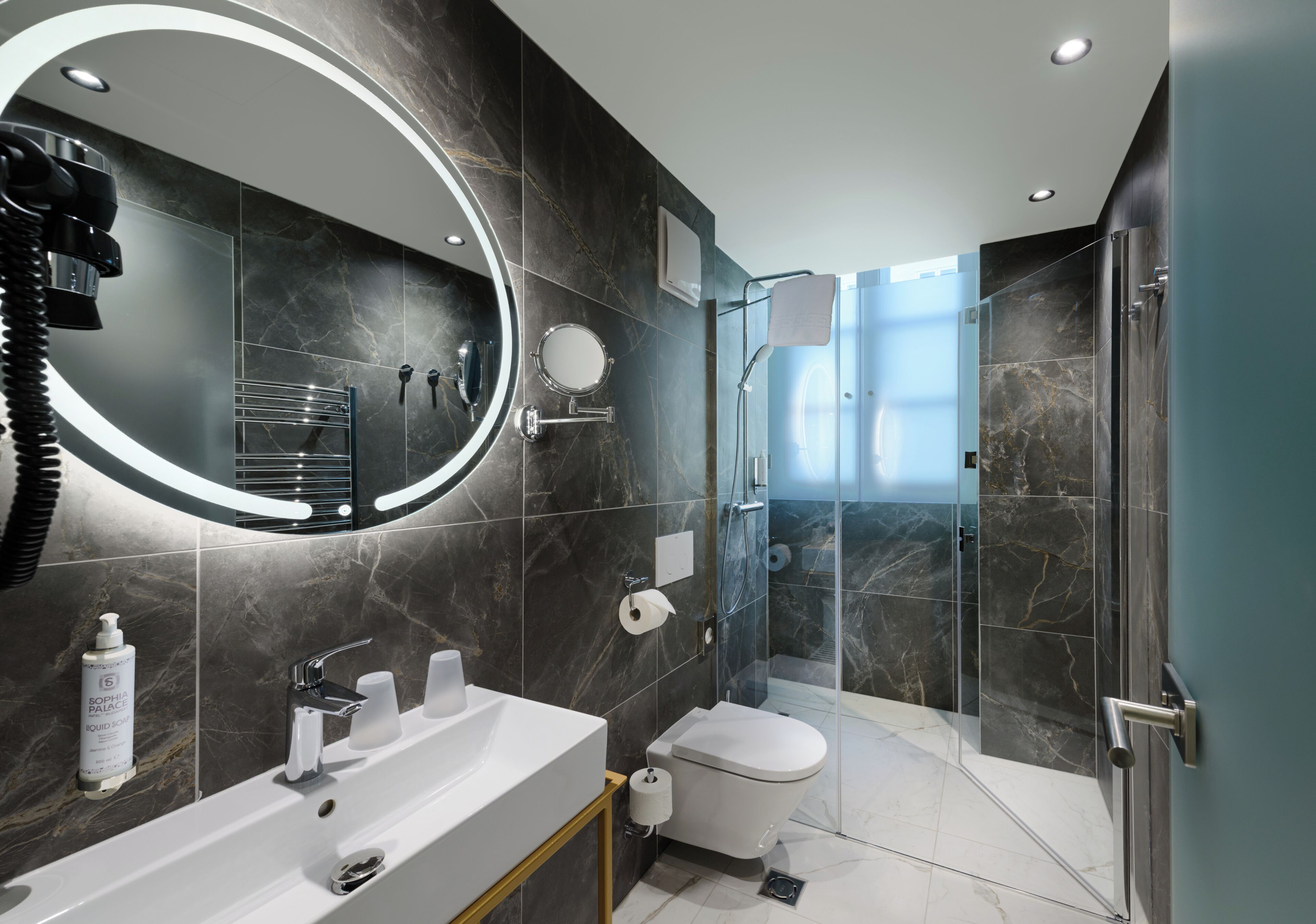 Standard Twin Room | Bathroom | Eco-friendly toiletries, hair dryer, towels, soap