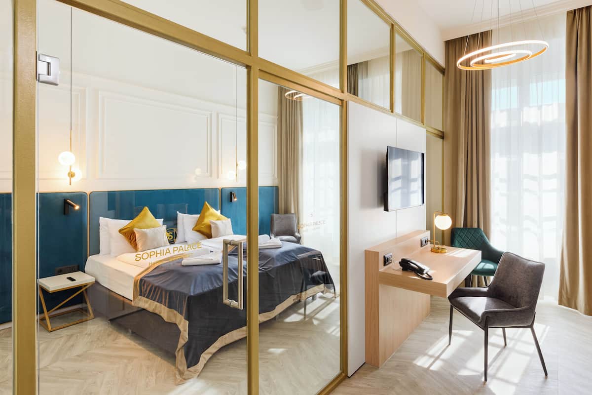 Deluxe-Suite | Hochwertige Bettwaren, Betten mit Memory-Foam-Matratzen, Zimmersafe