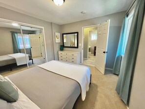 Skrivebord, strykejern/-brett, reiseseng for barn og wi-fi (inkludert)