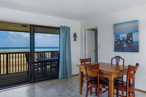 Dining - Tides and Time Bach - Ahipara Holiday Home (Kaitaia)