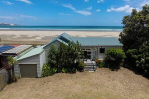 Exterior - Tides and Time Bach - Ahipara Holiday Home (Kaitaia)