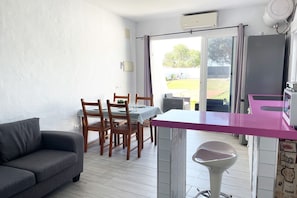 Apartamento, 1 cama de casal, sacada, vista para o jardim | Cozinha privada | Torradeira, mesas de jantar