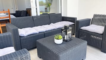 Apartamento clássico, 2 quartos, sacada, vista para o jardim | Terraço/pátio