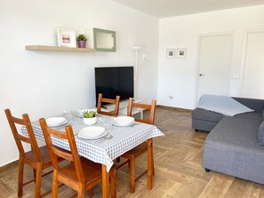 Apartamento clássico, 2 quartos, sacada, vista para o jardim | Área de estar | TV LED 50 polegadas com canais digitais