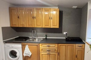 Refrigerador, microondas, placa de cocina, tetera/pava eléctrica