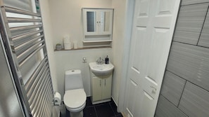 Shower, hair dryer, towels - Couples/business/family- Wifi- Parking- Sleeps 2 (Coventry)