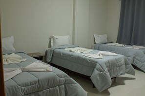 Desk, laptop workspace, free WiFi - Hotel Beirut (Aparecida)