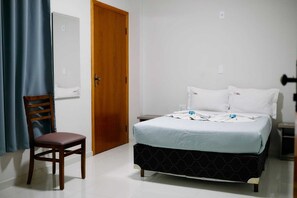 Desk, laptop workspace, free WiFi - Hotel Beirut (Aparecida)