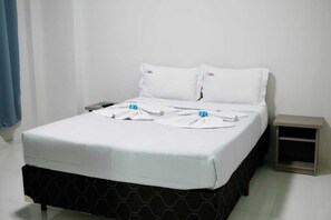 Desk, laptop workspace, free WiFi - Hotel Beirut (Aparecida)