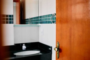 Shower, towels, soap, toilet paper - Hotel Beirut (Aparecida)