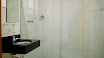 Suihku, pyyhkeet, saippua, vessapaperi