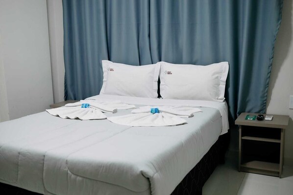 Desk, laptop workspace, free WiFi - Hotel Beirut (Aparecida)