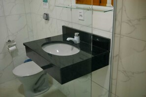 Shower, towels, soap, toilet paper - Hotel Beirut (Aparecida)