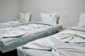 Desk, laptop workspace, free WiFi - Hotel Beirut (Aparecida)