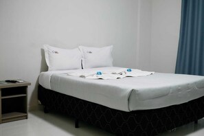 Desk, laptop workspace, free WiFi - Hotel Beirut (Aparecida)