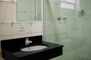Shower, towels, soap, toilet paper - Hotel Beirut (Aparecida)