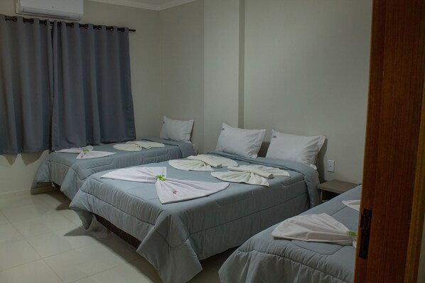 Double Room (Casal + 2 Solteiro C2L) | Desk, laptop workspace, free WiFi - Hotel Beirut (Aparecida)