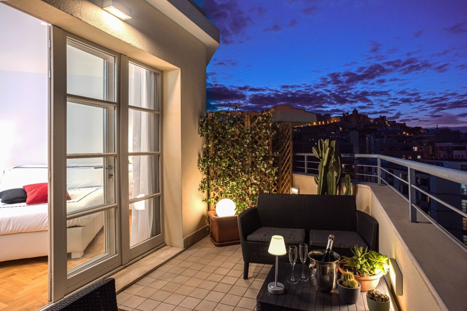 Deluxe tweepersoonskamer, uitzicht op stad | Een kluis op de kamer, verduisterende gordijnen, geluiddichte muren