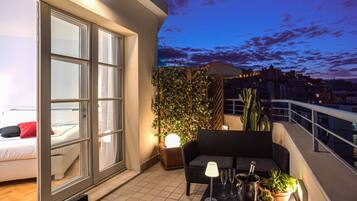 Phòng đôi Deluxe, quang cảnh thành phố | Két bảo mật tại phòng, màn/rèm cản sáng, phòng cách âm