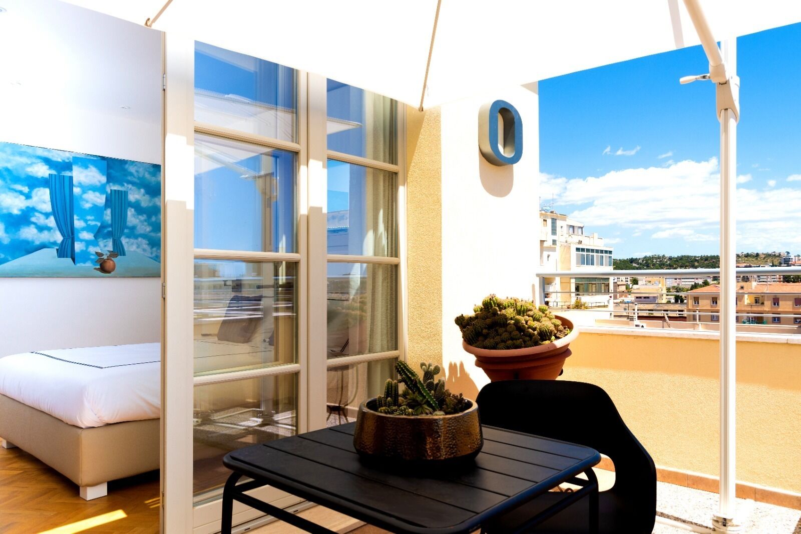 Superior tweepersoonskamer, uitzicht op stad | Een kluis op de kamer, verduisterende gordijnen, geluiddichte muren