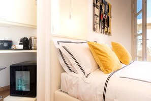 Habitación doble, vista a la ciudad | Caja de seguridad en la habitación, cortinas blackout y insonorización 