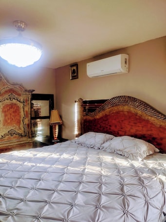 1 bedroom, in-room safe, iron/ironing board, free WiFi. Pleasant 1-bedroom house with AC in sunny Orlando