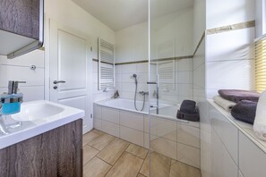 Dusche, Haartrockner, Handtücher, Seife