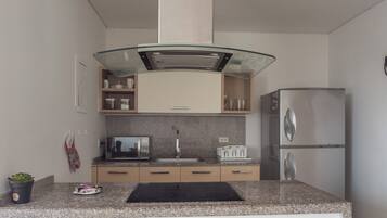 Microondas, horno, cafetera o tetera y hervidor eléctrico