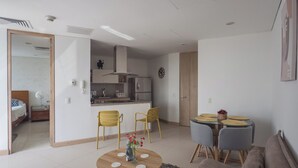 Eine moderne Wohnung mit Küche, Essbereich und Wohnzimmer.