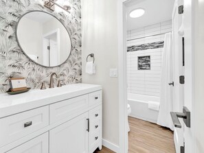 Secadora de cabello, toallas, jabón, papel de baño 