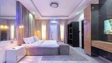 Apartemen Ekonomi, balkon, pemandangan kota | Brankas, meja kerja, ruang kerja ramah laptop, dan tirai kedap cahaya