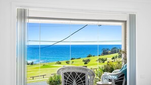 A balcony with a view of the ocean and a golf course. - Golfers View Penthouse (Narooma)
