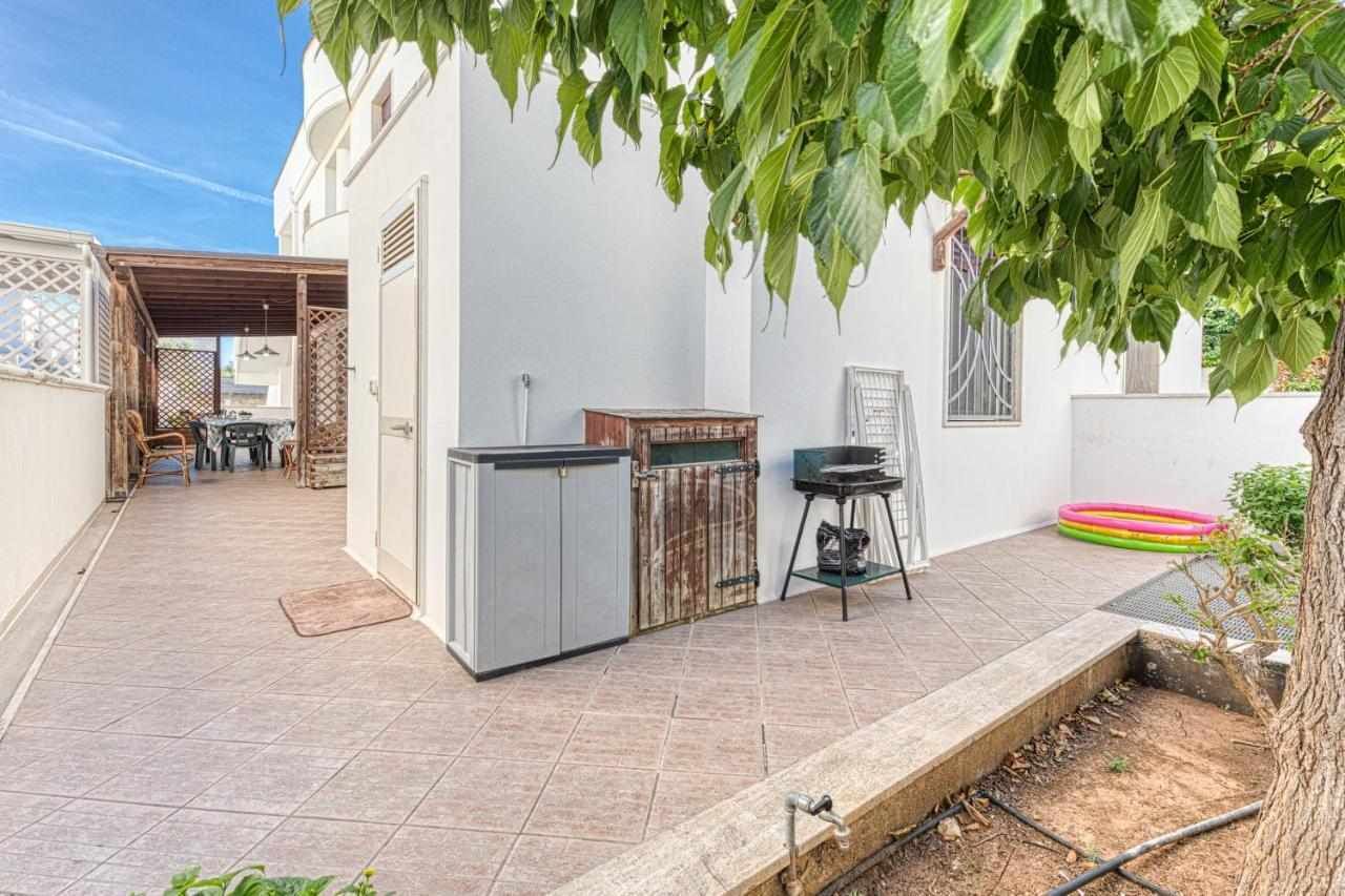 Ein Patio mit Grill, Tisch und Stühlen.